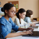 Digitale Klassenzimmer und Augenbelastung: Warum Schülerinnen und Schüler heute häufiger eine Lesebrille brauchen könnten